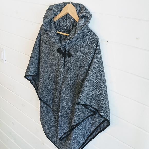 Black & White Pashmina Cape - Picture 2 of 10